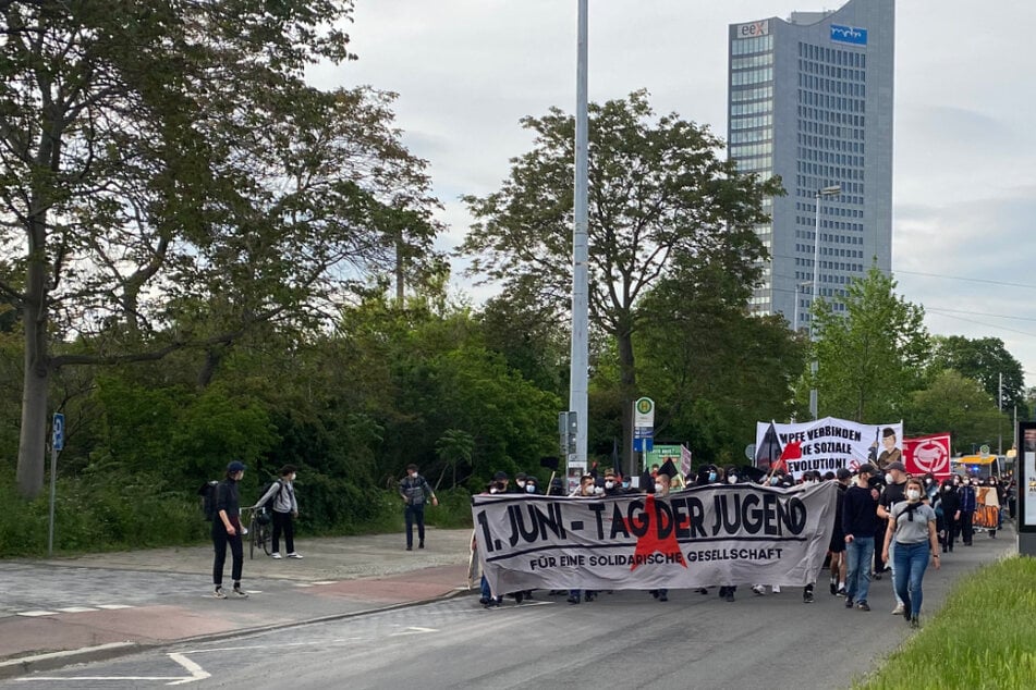 Leipzig: 500 Teilnehmer bei "Fight for your Future"-Demo in Leipzig: Kritik an Polizei, Flaschenwürfe auf Beamte