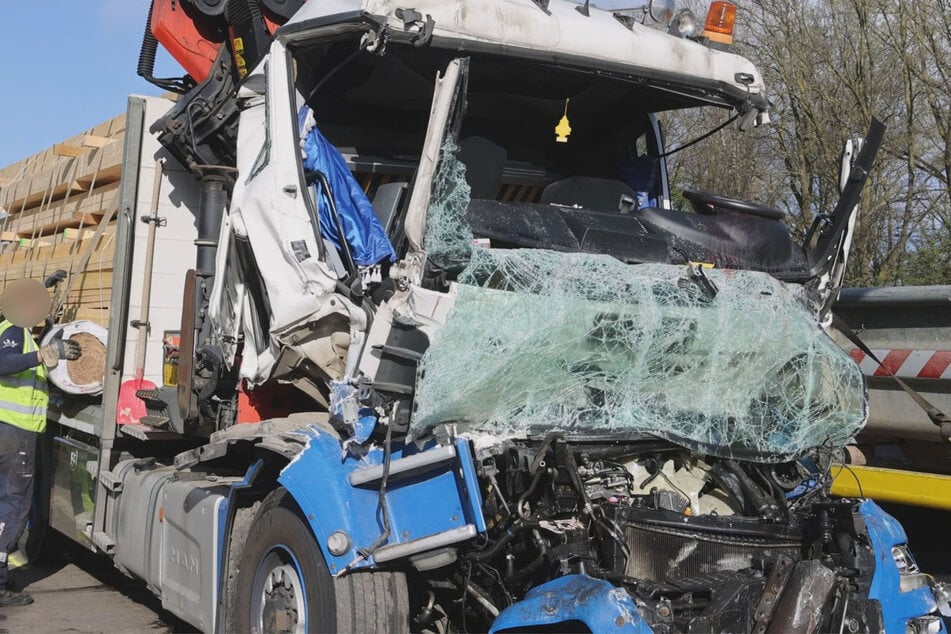 Zwei Lkw wurden bei dem Zusammenprall vollständig zerstört.