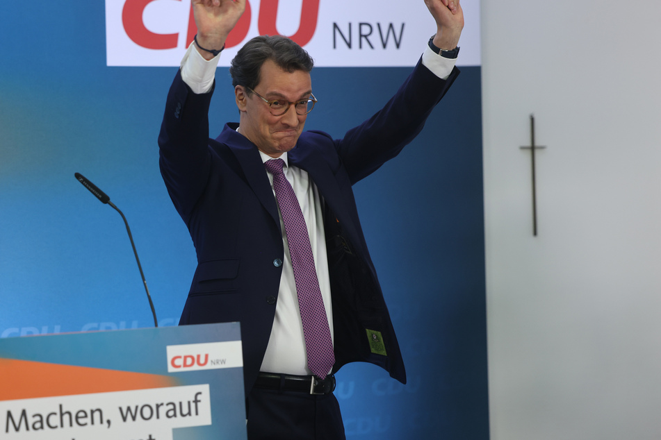 Hendrik Wüst triumphiert bei der NRW-Landtagswahl.