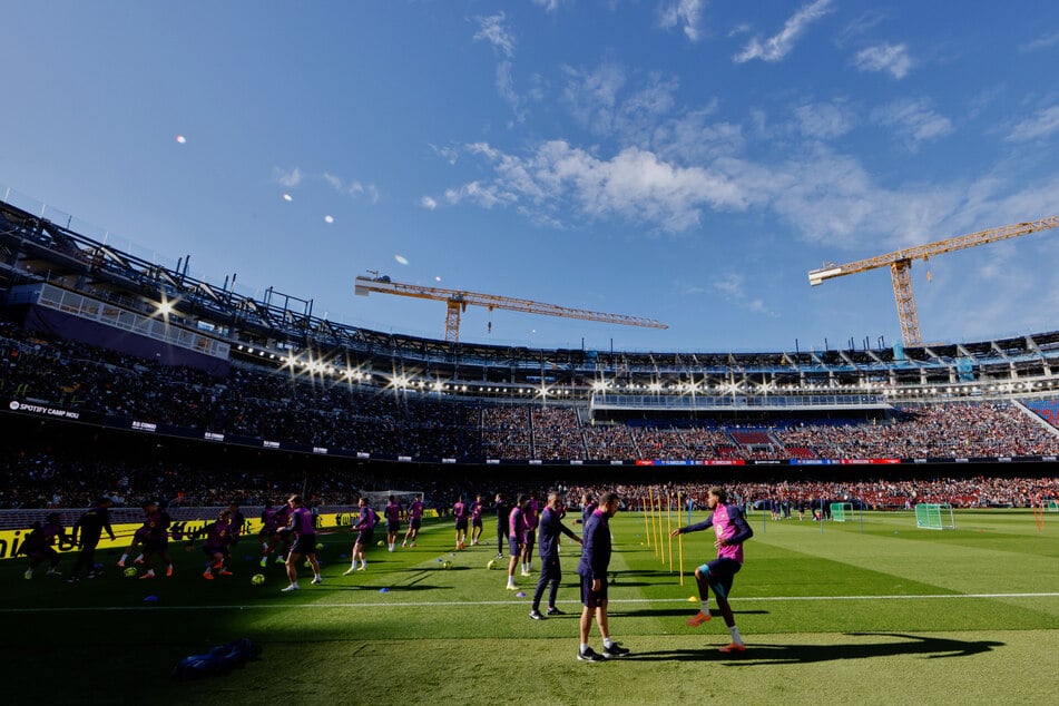 Die Spieler trainieren mittlerweile wieder im Camp Nou. Am kommenden Samstag kehrt der FC Barcelona dann erstmals in der spanischen Liga zurück ins eigene Stadion.