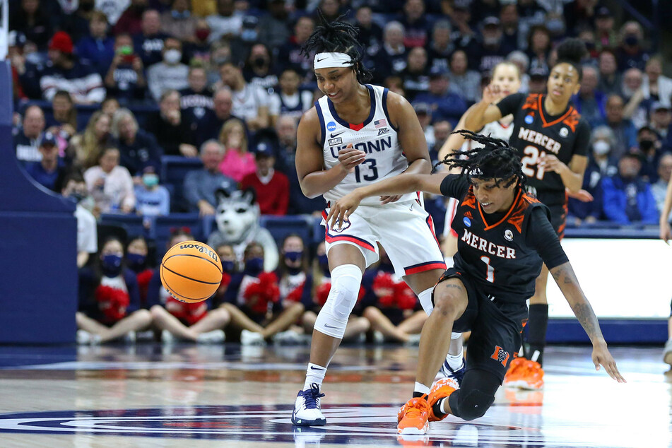 Huskies guard Christyn Williams (c) led all scorers with 13 points against Mercer.