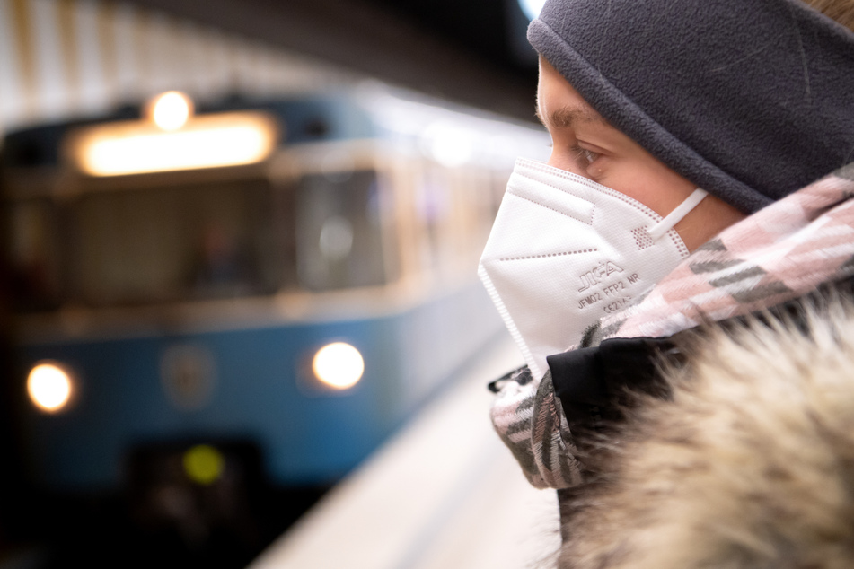 Wer in NRW mit öffentlichen Verkehrsmitteln unterwegs ist, muss weiterhin eine Maske tragen.