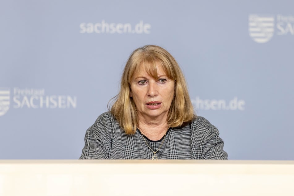 Vorsichtig - die sächsische Gesundheitsministerin Petra Köpping (63, SPD).