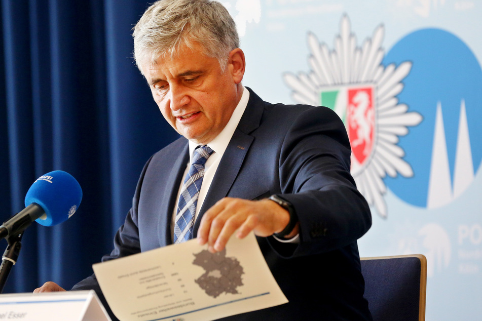 Kriminaldirektor Michael Esser (Leiter BAO Berg) beantwortet während einer Pressekonferenz Fragen der Journalisten zum bundesweiten Einsatz gegen Kinderpornografie am Vortag.