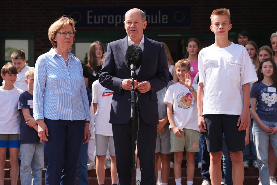 Bundeskanzler Olaf Scholz (64, SPD, M.) hat sich am Montag den Fragen einer Brandenburger Schülerschaft gestellt.