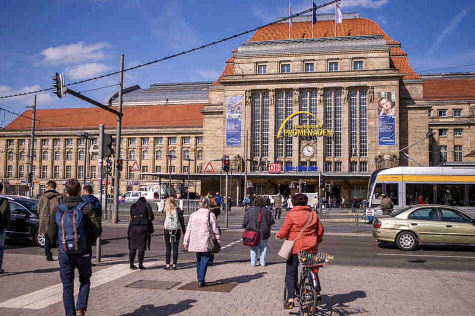 Leipzig: "Fremdenfeindliche Äußerungen": Mann beleidigt Fahrgäste am Leipziger Hauptbahnhof