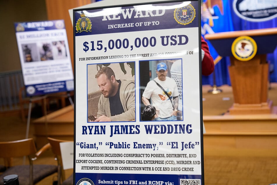 Mit diesem Plakat fahndete das FBI nach Ryan Wedding (44).