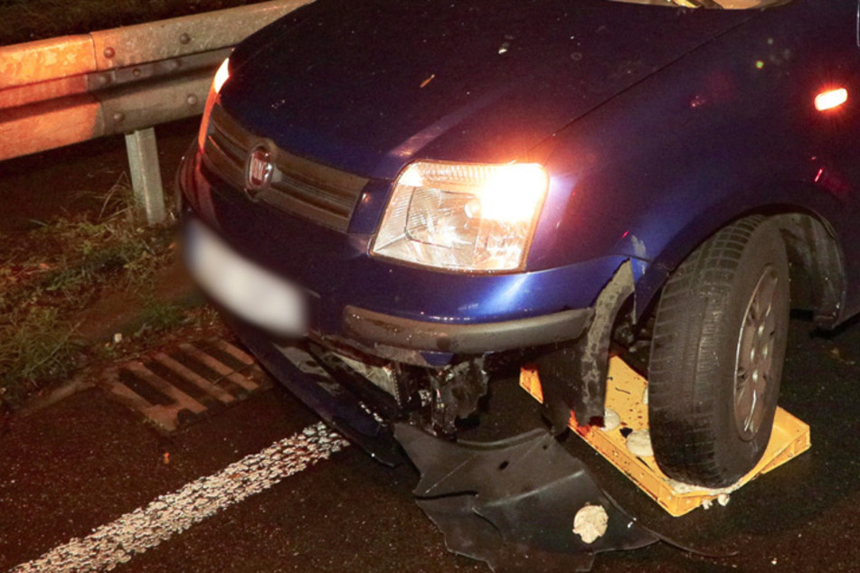 Der Fiat wurde durch den Unfall stark beschädigt.