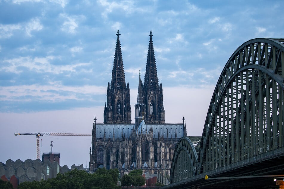 Über Köln könnten am Samstagabend und Sonntag dunkle Wolken aufziehen - der Wetterdienst hat für Teile NRWs Gewitter angekündigt.