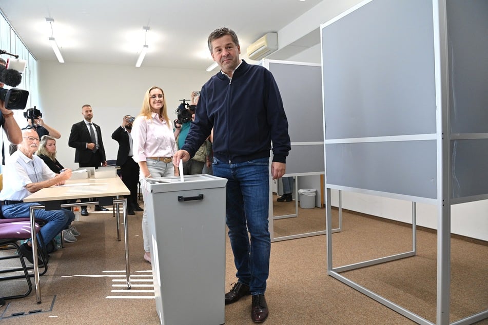 Ministerpräsident Sven Schulze (47) und seine Ehefrau Kati Schulze haben in Magdeburg ihre Stimmen abgegeben.