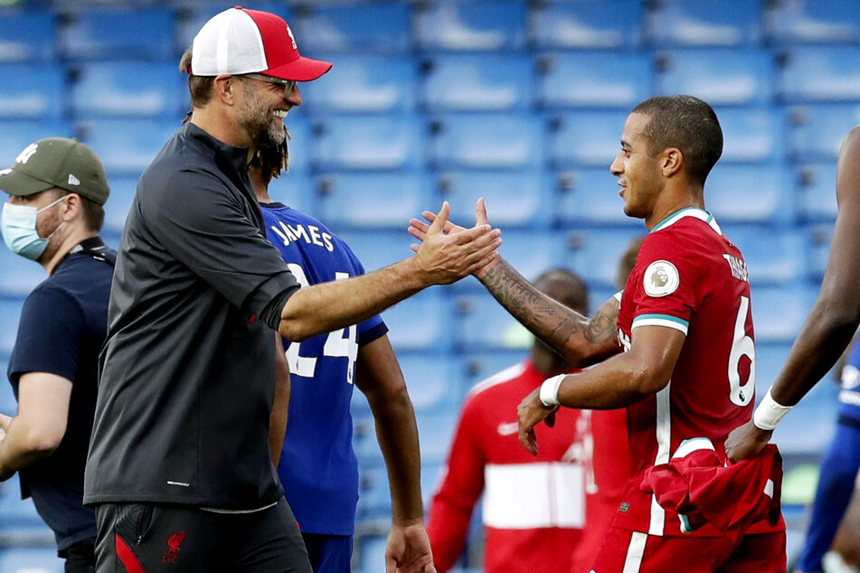 Handshake mit Thiago Alcantara (29, r.): Jürgen Klopp (53) stellt sich vor seinen Schützling.