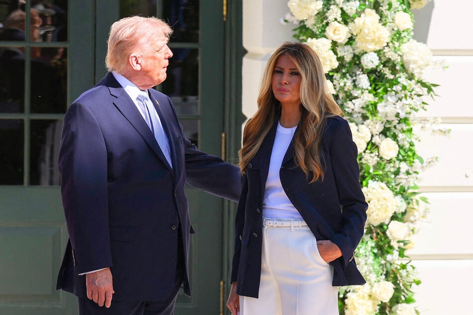A recent poll has found that Melania Trump's (r) approval ratings among Americans has fallen to the lowest for any first lady in US history for a second time.