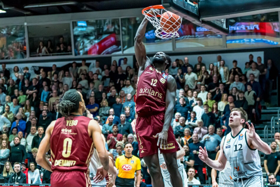 Mit einem Dunking sammelte Amadou Sow (27) die nächsten Punkte gegen Trier ein.