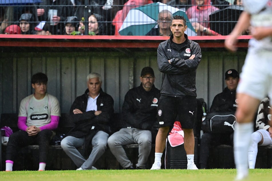 Marcel Rapp (47) stand am Dienstagabend das erste Mal als Trainer des FC St. Pauli an der Seitenlinie.