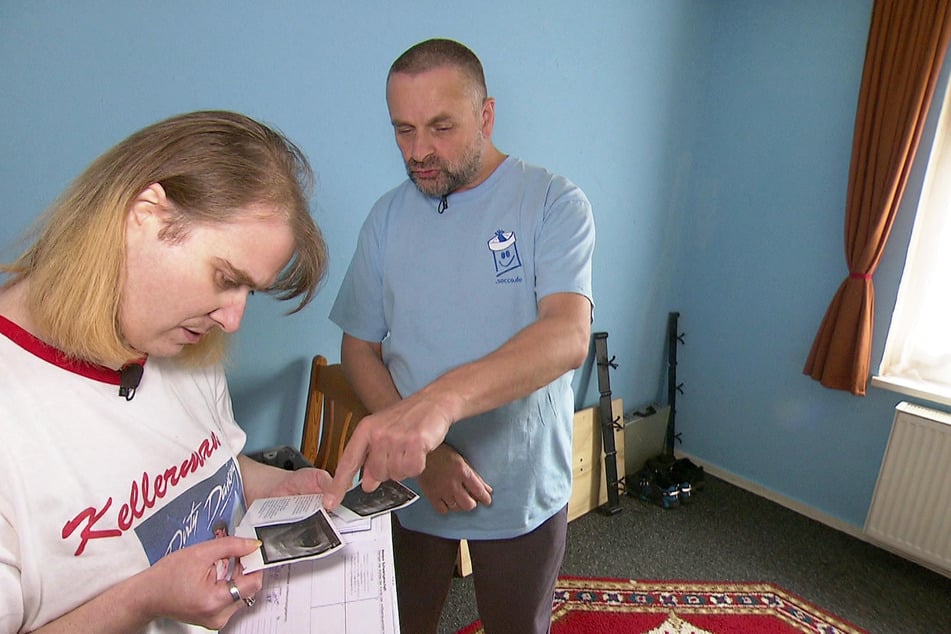 Schauen sich die ersten Ultraschallbilder ihres Kindes an: Jessica (40) und Olaf (55).