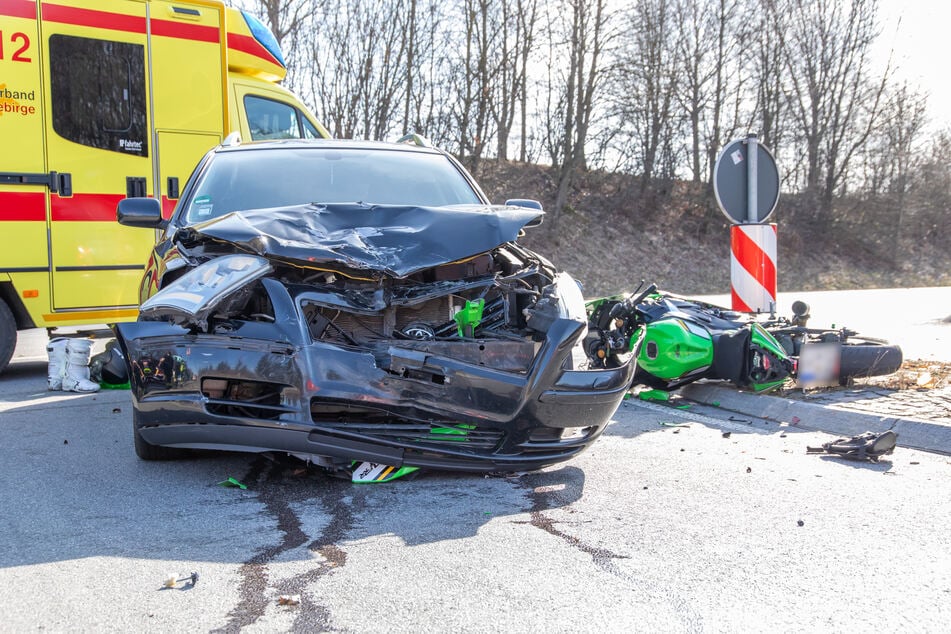 Der Biker krachte mit voller Wucht gegen diesen Toyota.
