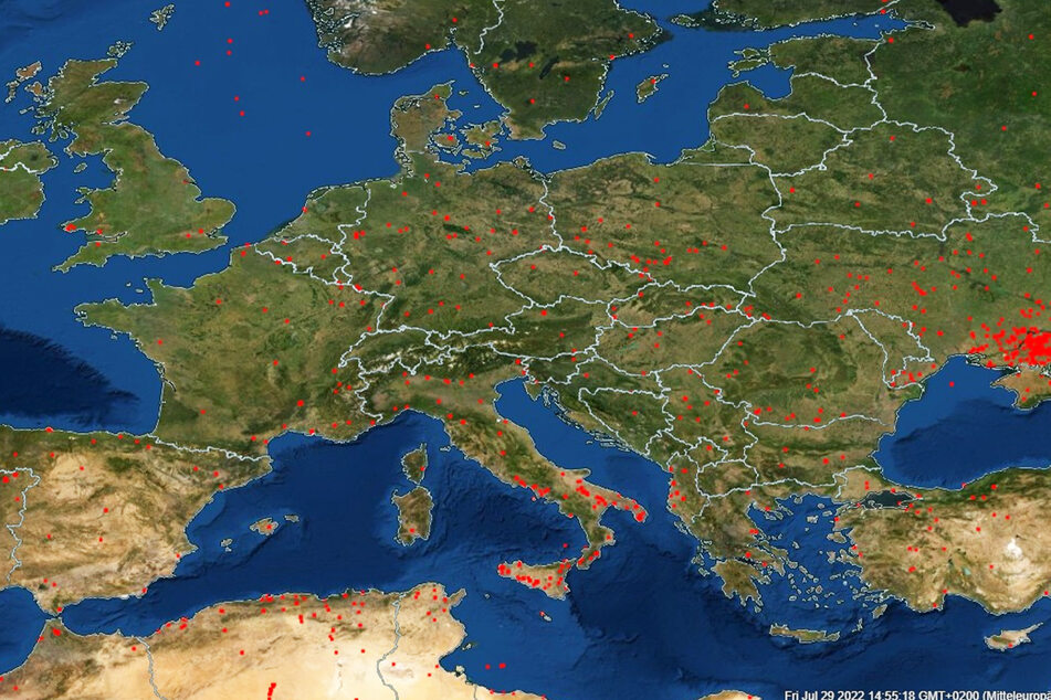 Jeder rote Punkt ist ein Feuer: Auf der NASA-Satellitenkarte ist das Ausmaß der aktuellen Waldbrände in Europa erschreckend genau sichtbar.