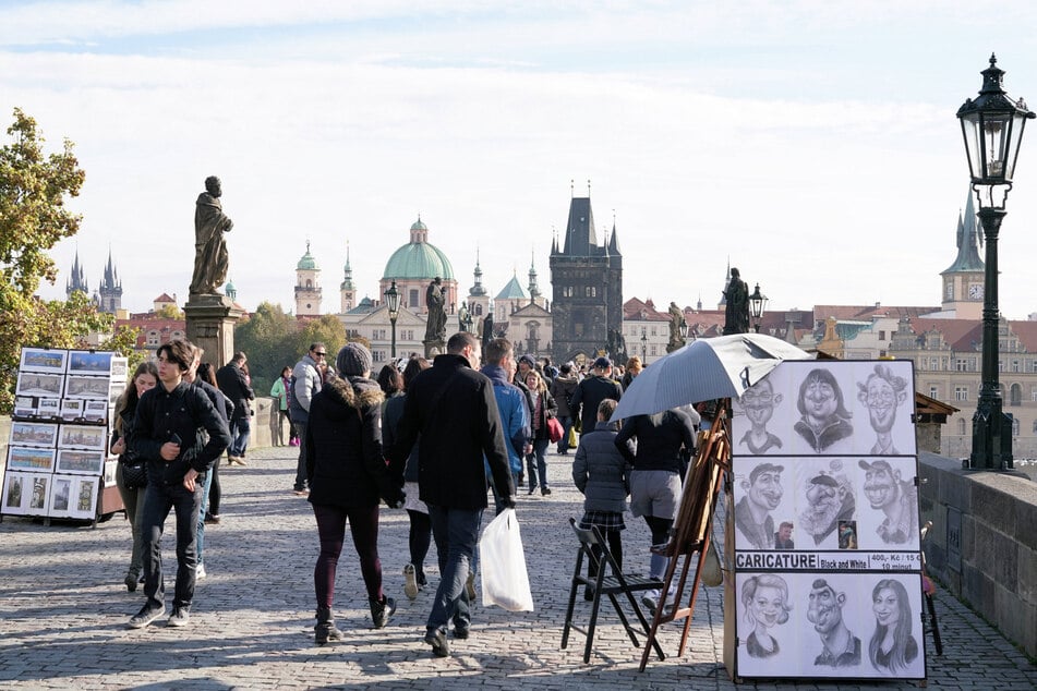 Vorbild Tschechien? Die mittelalterliche Karlsbrücke gehört zu den bekanntesten Sehenswürdigkeiten, wird intensiv von Fußgängern und Künstlern genutzt.