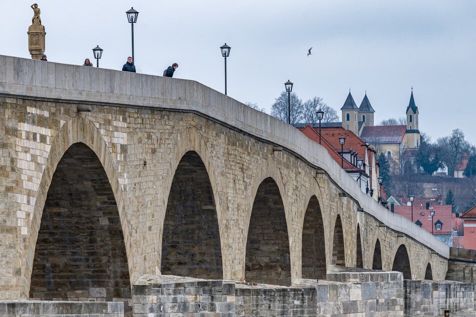 Von der Steinernen Brücke in Regensburg wurde ein Mann in die Tiefe gestoßen und dadurch schwer verletzt.