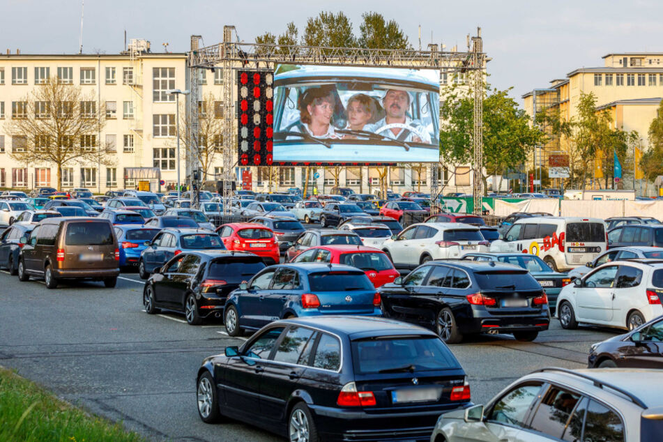 Dresdens Autokino auf dem Parkplatz 4 des Flughafens.