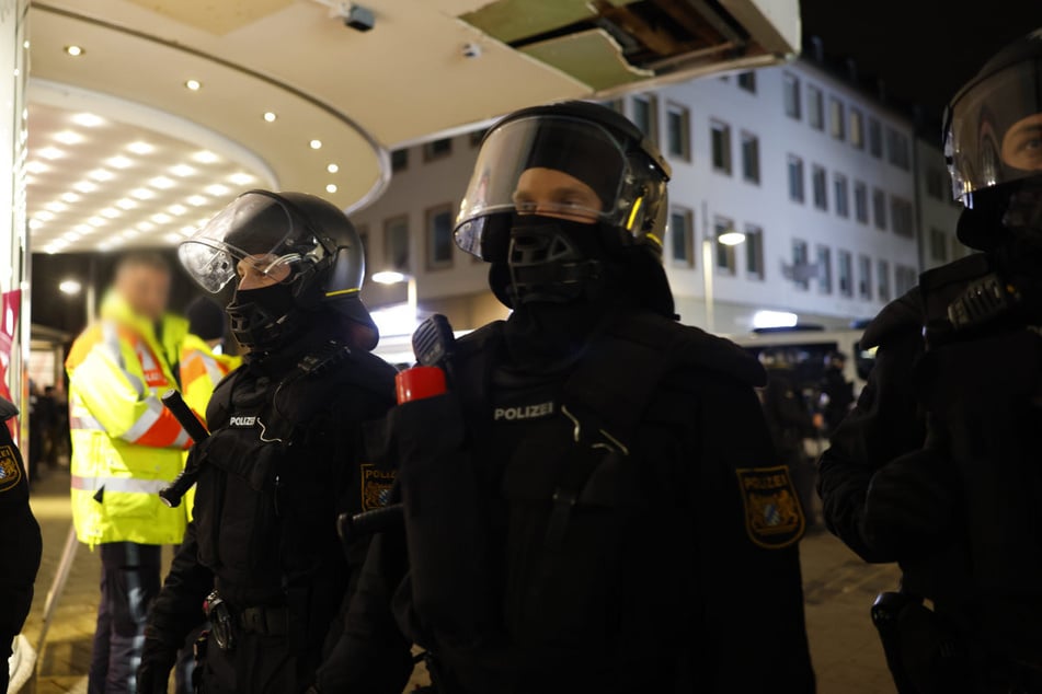 Am frühen Abend meldete die Nürnberger Polizei, man habe rund 60 Personen vor Ort vorläufig festgesetzt, später kamen an anderer Stelle noch 40 weitere hinzu.