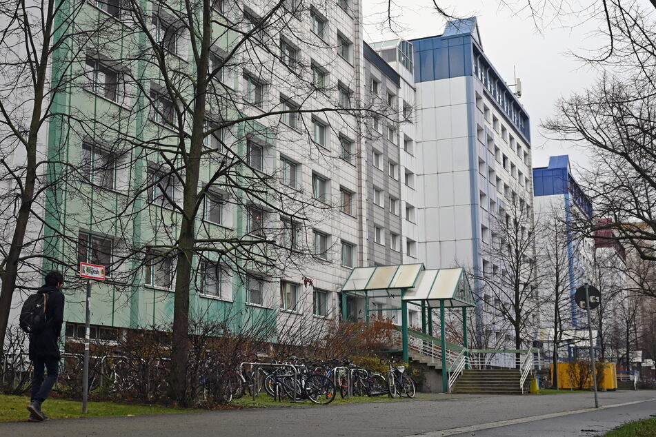 Die Attacke ereignete sich im Flur eines Mehrfamilienhauses in der Straße des 18. Oktober. (Archivbild)