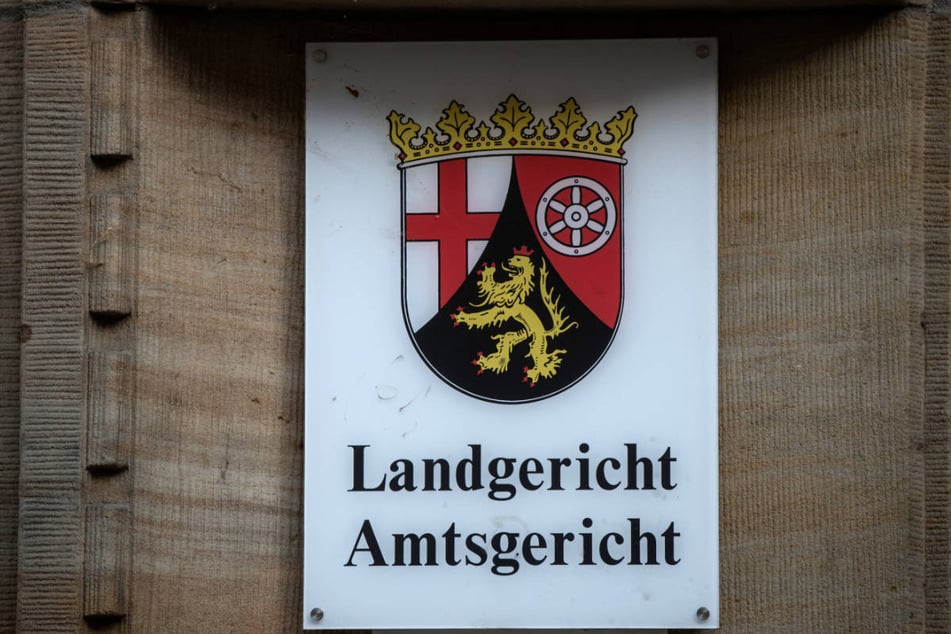 Das Mainzer Gericht sah es als erwiesen an, dass der 24-Jährige seine schwangere Freundin und ihre Familie tatsächlich verbrennen wollte.