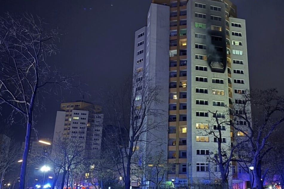 Berlin: Feuer in Spandauer Hochhaus – ein Mensch lebensgefährlich verletzt!