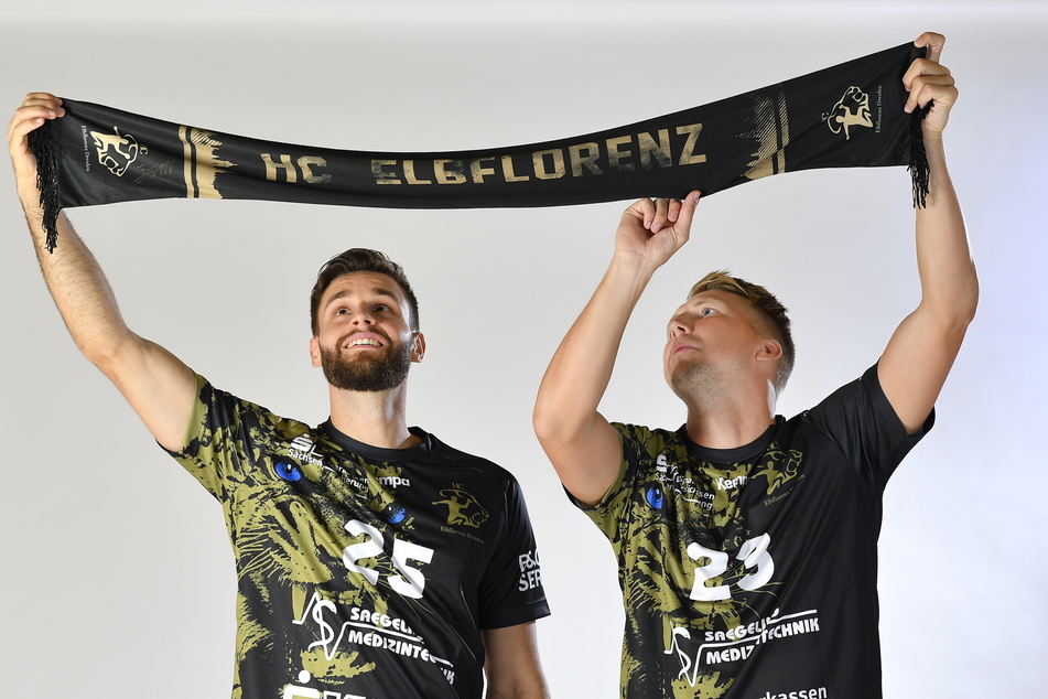 Sebastian Greß (28, l.) und Ivar Stavast (25) mit dem HCE-Schal präsentieren ganz nebenbei das Trikot für die neue Saison.