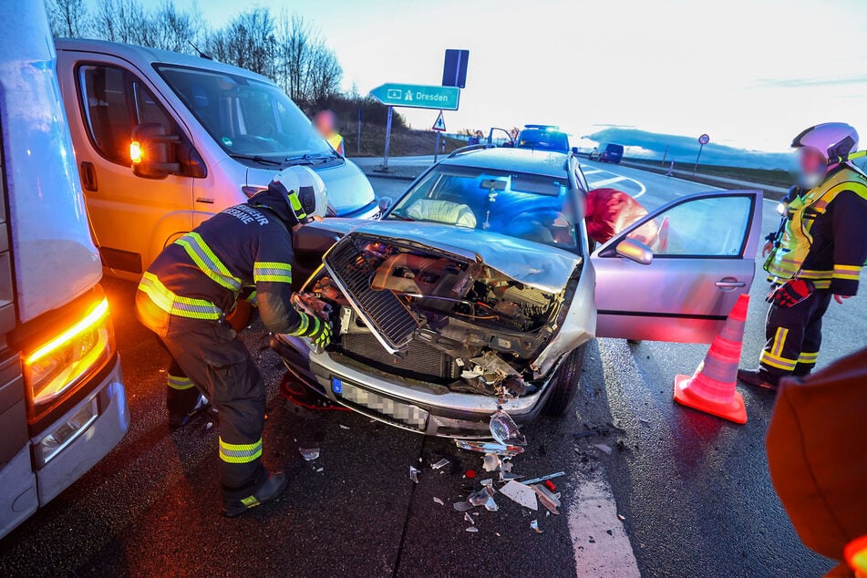 An der A4-Abfahrt "Glauchau-West" krachte es am Montagmorgen: Feuerwehr und Rettungskräfte waren im Einsatz.