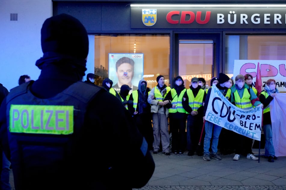 Mehrere Demonstranten blockierten das Büro des CDU-Kreisverbands Charlottenburg-Wilmersdorf.