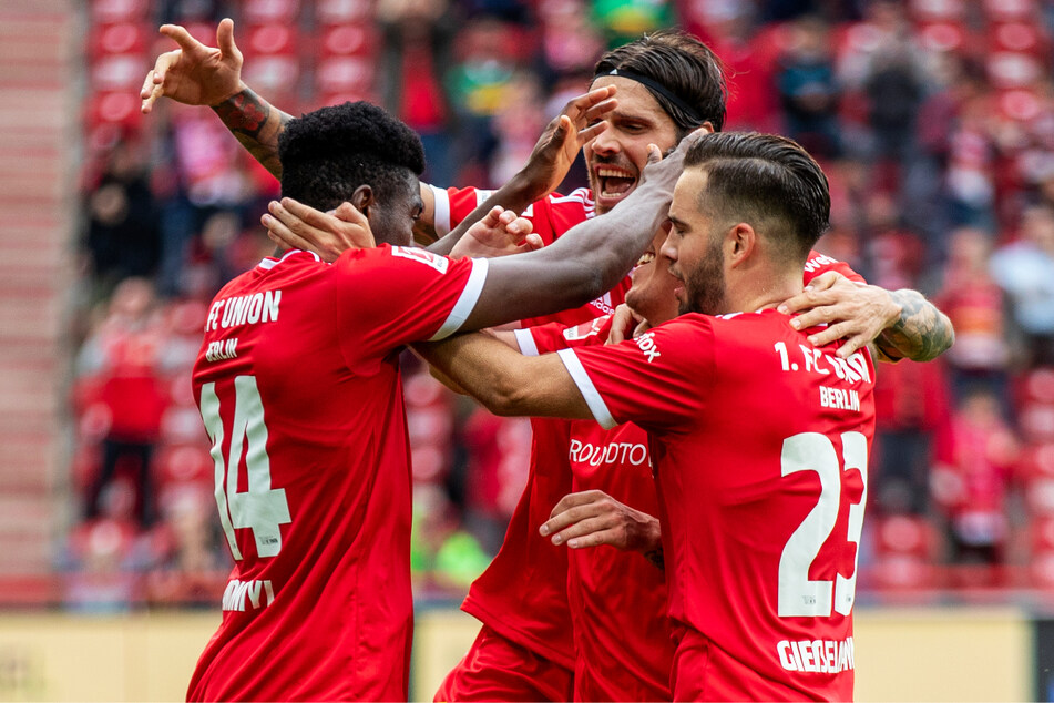 Großer Jubel bei den Köpenickern: Sturmbulle Taiwo Awoniyi (l.) legte das 2:0 für Union nach.