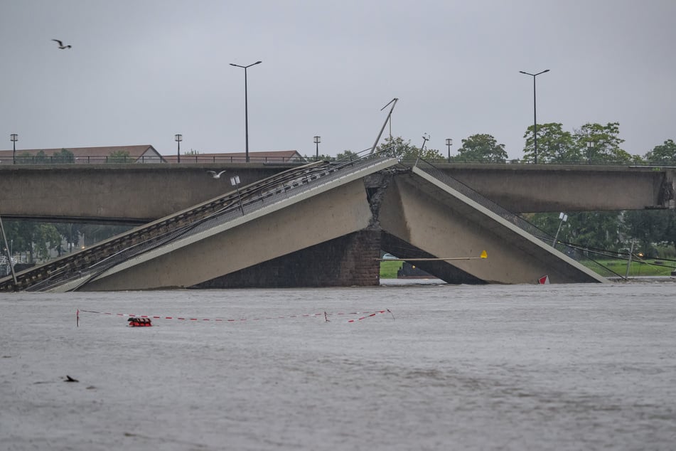 Die eingestürzten Teile der Carolabrücke verschwinden immer mehr in der steigenden Elbe.