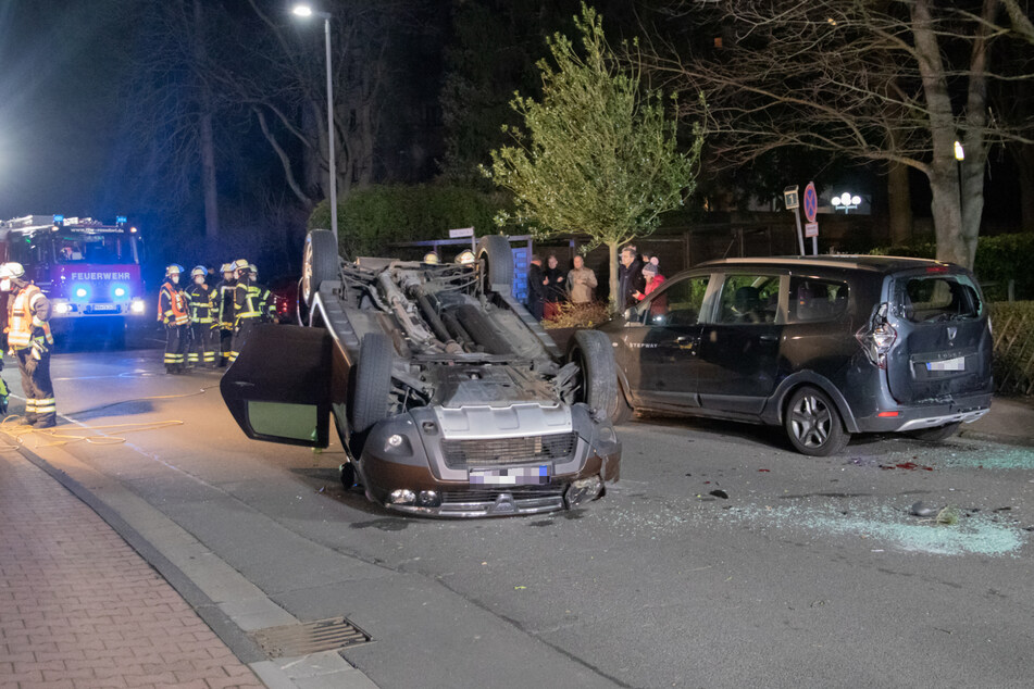 Am Dienstagabend krachte ein 87-jähriger Dacia-Fahrer in Bruchköbel gegen ein parkendes Auto, überschlug sich und landete auf dem Autodach.