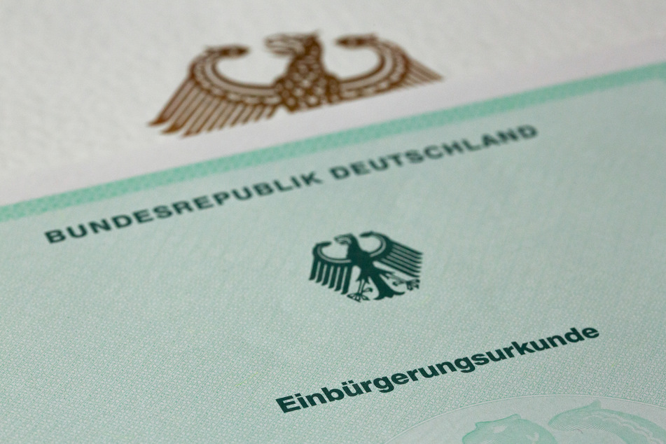 Ausländer, die in Sachsen einen Antrag auf Einbürgerung stellen, müssen derzeit mit langen Wartezeiten rechnen. (Symbolbild)