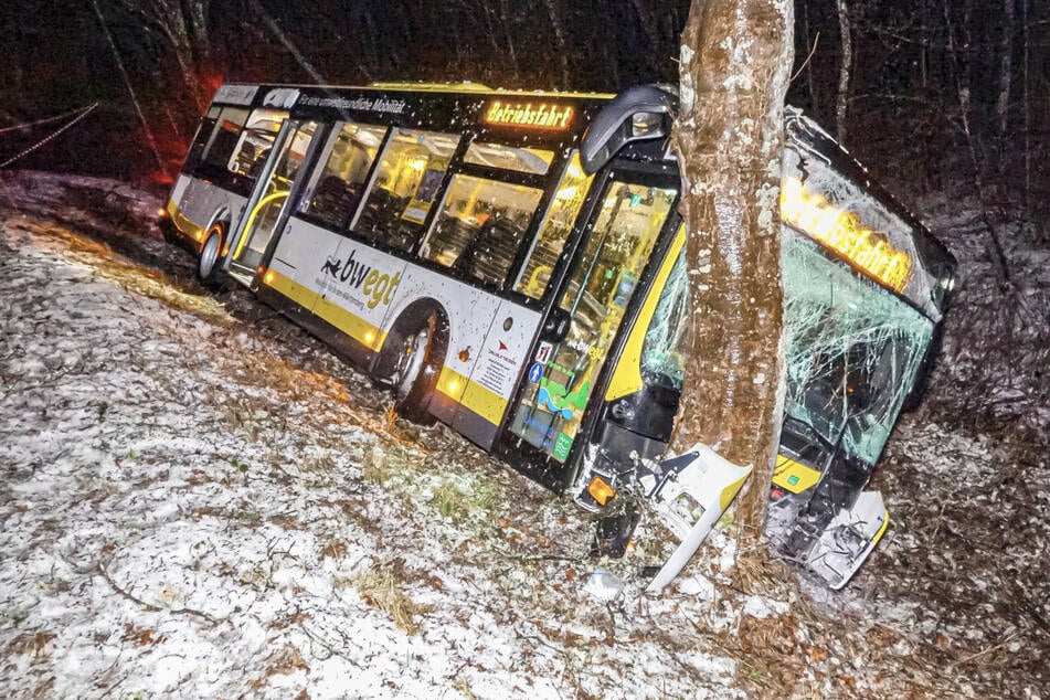 Die Straße war zum Zeitpunkt des Unfalls schneebedeckt.