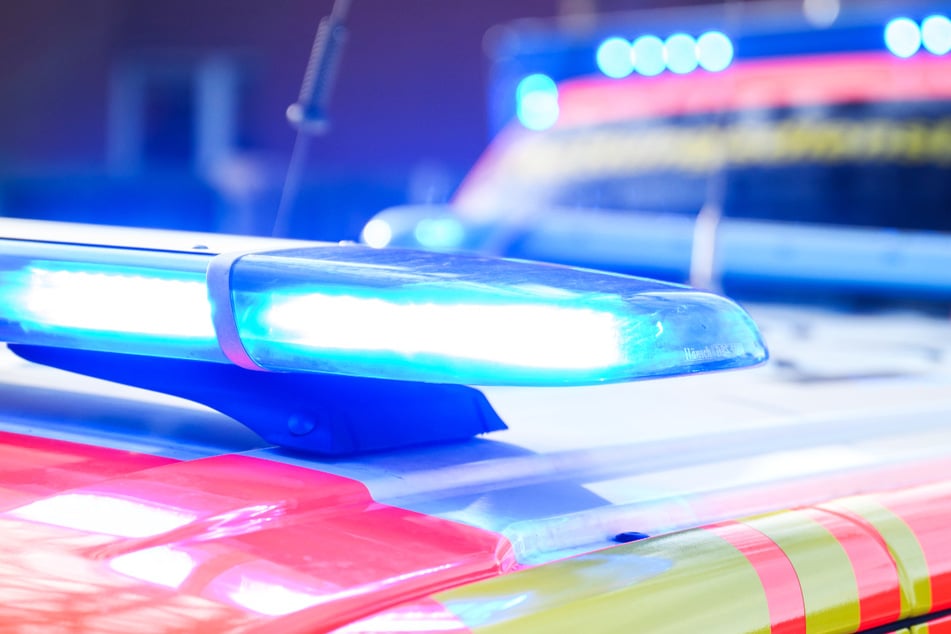 Eine junge Frau wurde krankenhausreif geprügelt: Der Rettungsdienst rückte am Dienstagabend zu einer Wohnung in Trendelburg aus. (Symbolbild)