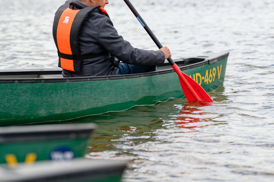 Alarmierte Einsatzkräfte suchen nach einem seit Mittwochvormittag vermissten 63-jährigen Kanufahrer auf dem Großen Präßnicksee. (Symbolbild)