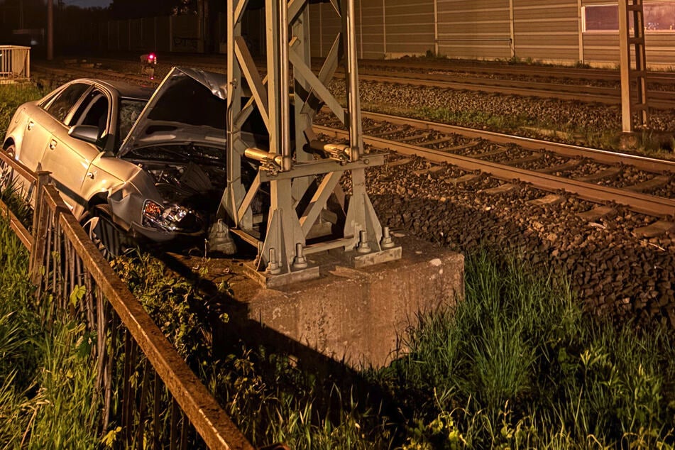 Der Wagen knallte gegen das Betonfundament eines Oberleitungsmasts.