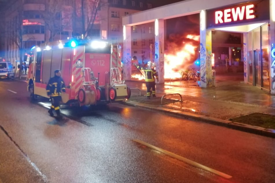 Vor dem Rewe-Markt in Connewitz brannten am Freitag mehrere Einkaufswagen.