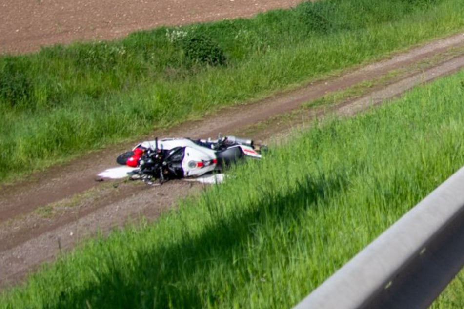 Das Motorrad des 59-Jährigen wurde durch die Wucht des Aufpralls über die Leitplanke auf einen Feldweg geschleudert.