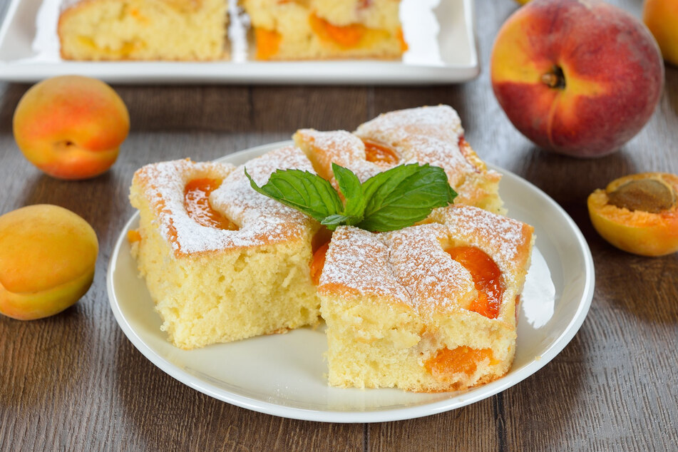 If you don't have a springform pan, you can use a baking sheet for the apricot cake instead.