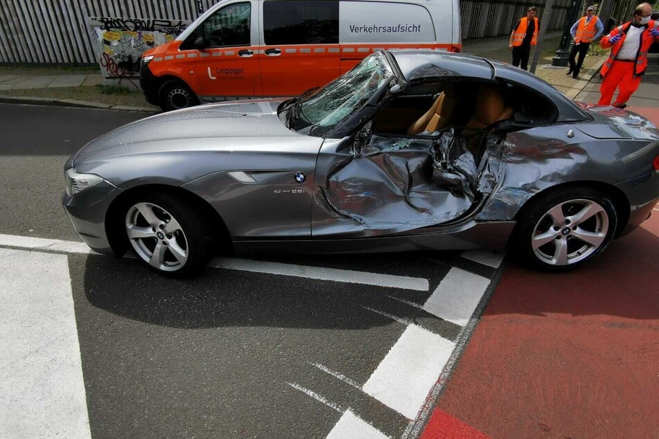 Auf der Pfaffendorfer Straße in Leipzig ist am Mittwoch eine Straßenbahn mit diesem BMW kollidiert. Der Fahrer des Autos wurde dabei leicht verletzt.