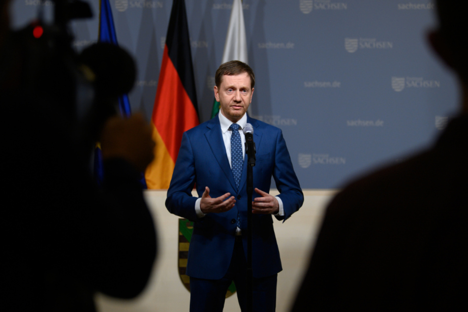 Michael Kretschmer (45, CDU) spricht in der Staatskanzlei nach einer Bund-Länder-Schalte der Bundeskanzlerin mit den Ministerpräsidenten zu den Corona-Maßnahmen.