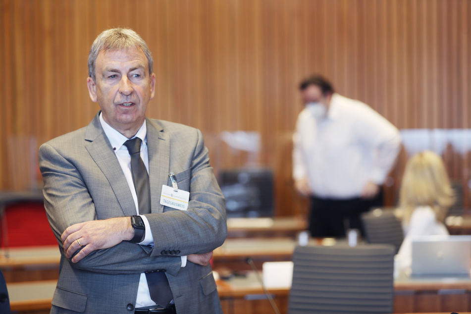 Der pensionierte Landrat des Kreises Höxter, Friedhelm Spieker (60, CDU), hat als Zeuge ausgesagt.