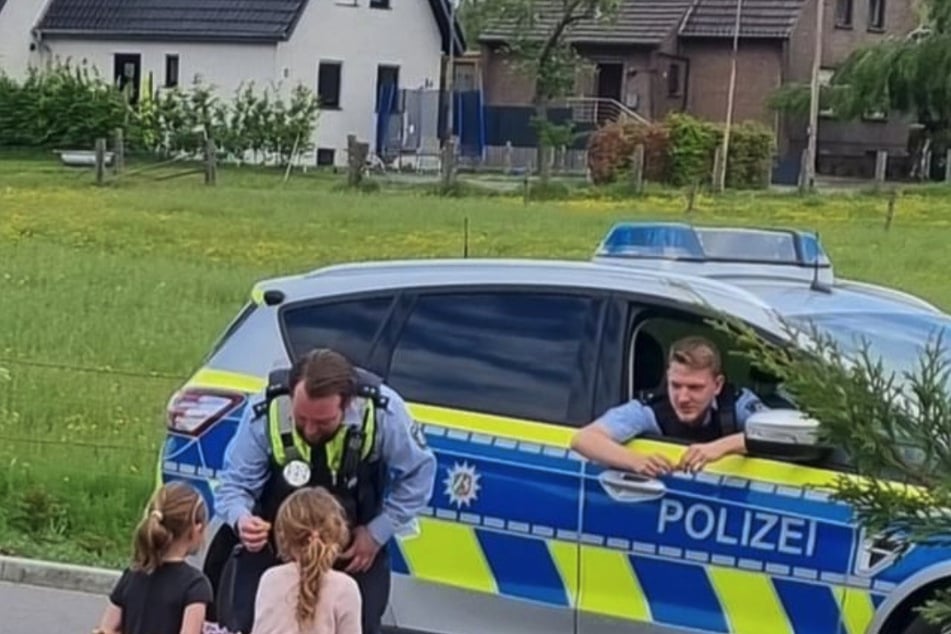 Die Mädchen staunten vermutlich nicht schlecht, als plötzlich zwei Polizisten vor ihnen standen.