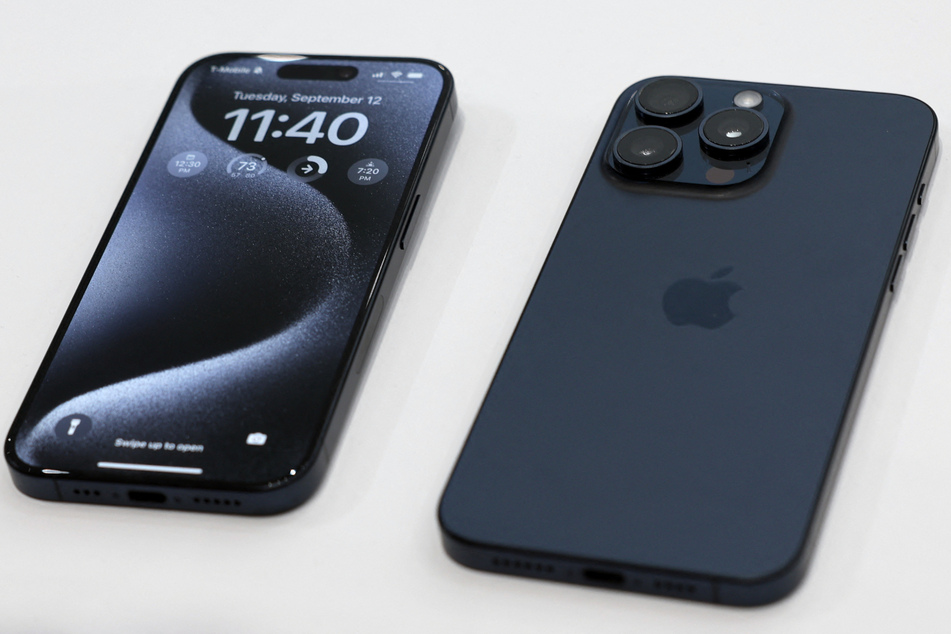 Das iPhone 15 Pro (l.) und das iPhone 15 Pro Max sind gerade frisch auf dem Markt.