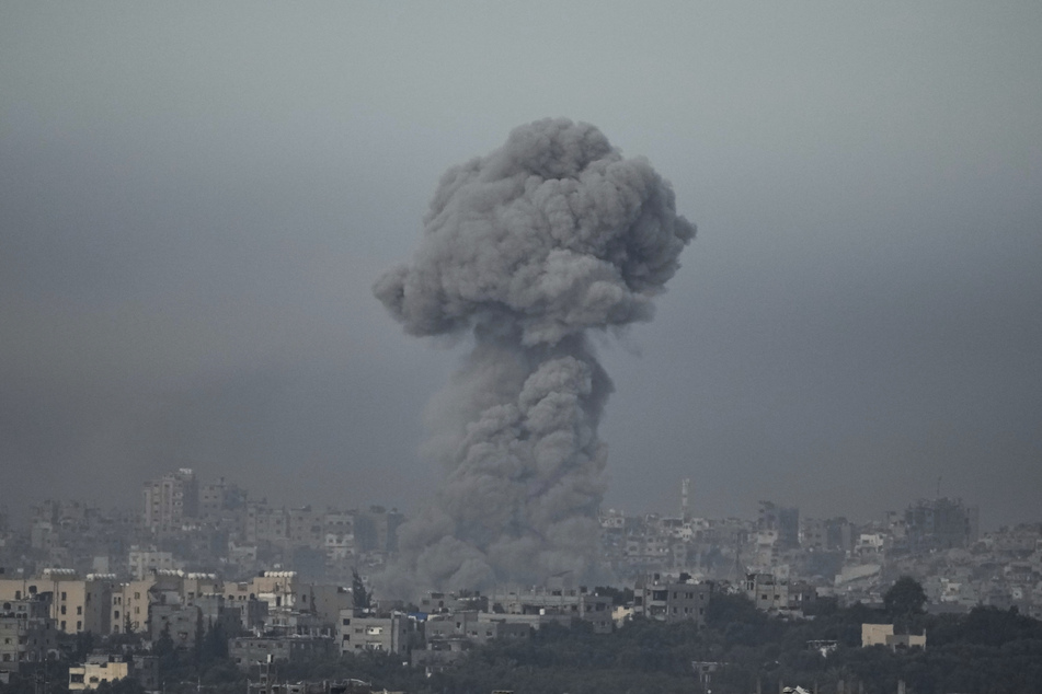 Rauch steigt nach einem israelischen Angriff im Gazastreifen auf.
