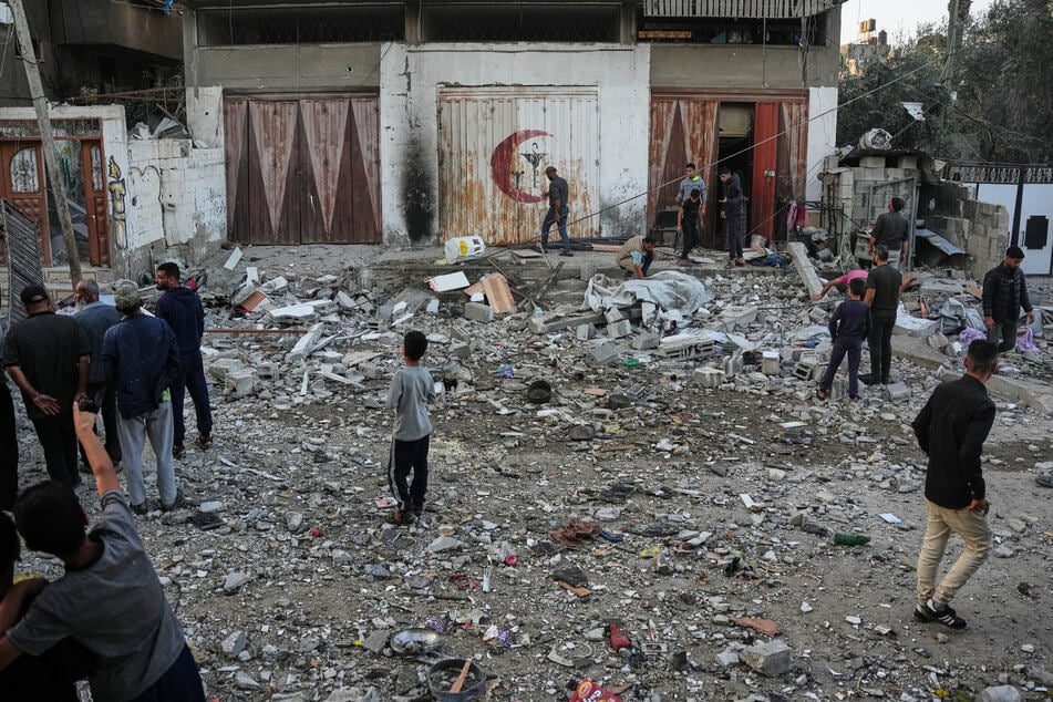 Palästinenser inspizieren die Schäden an einem Haus nach einem israelischen Angriff im zentralen Gazastreifen.