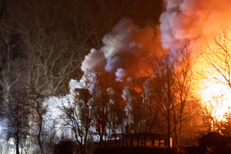 Nach einem Brand in einer Gartenhütte in Langenzenn in Bayern haben Feuerwehrleute einen toten Mann geborgen.
